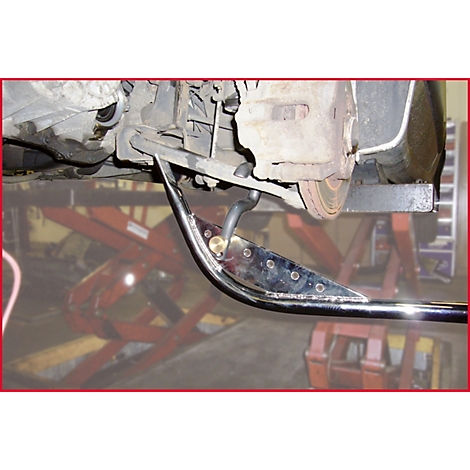 Nahaufnahme des Fahrwerk eines Autos. Ein poliertes Metallrohr ist an der Aufhängung verschraubt.